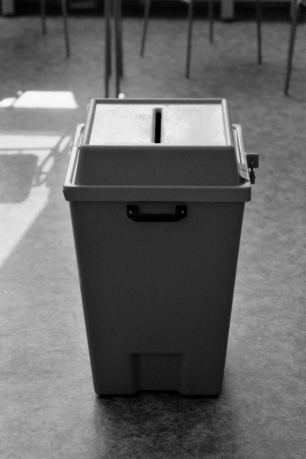 uma foto em preto e branco de uma lata de lixo