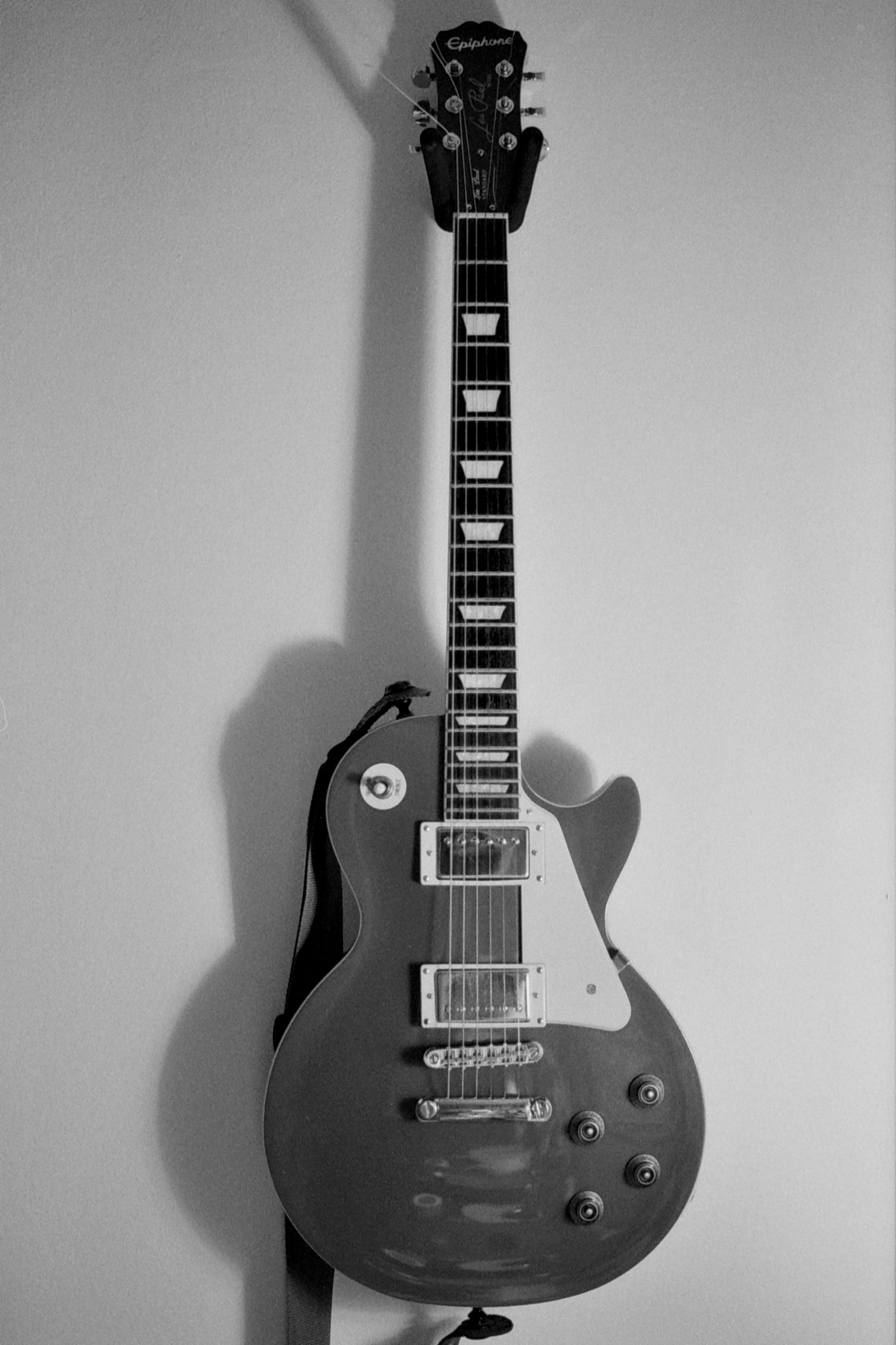 a black and white photo of a guitar