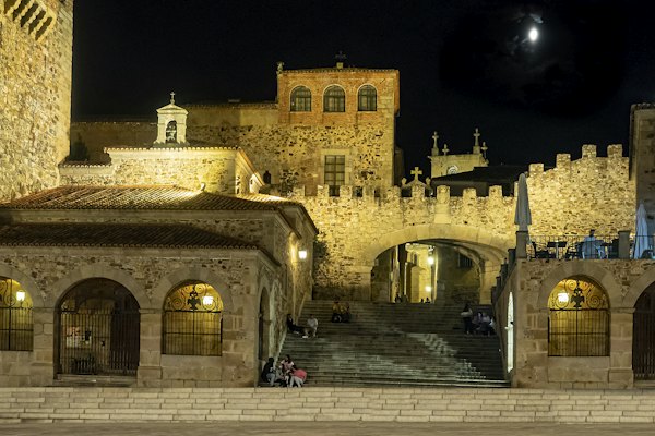 The Bujaco tower and the Arco de la Estrella at night — Cáceres, Spain