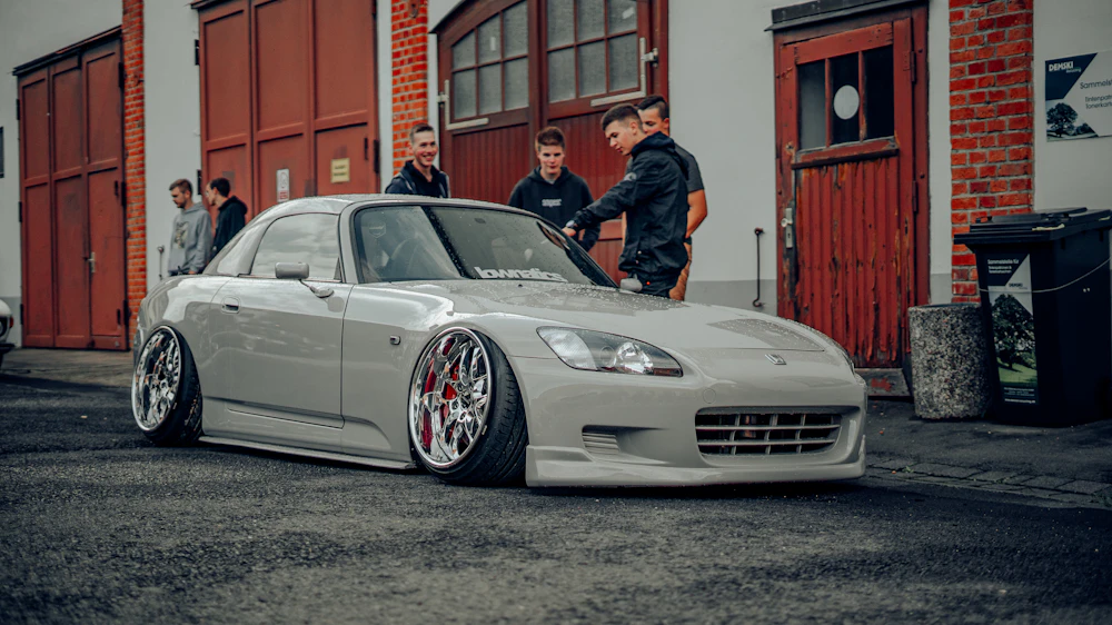 Honda S2000 voor een gebouw