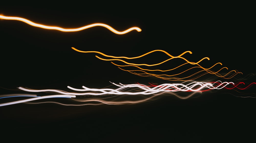 Una foto sfocata di un lampione di notte