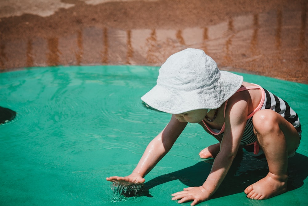 Un niño pequeño jugando en un charco de agua