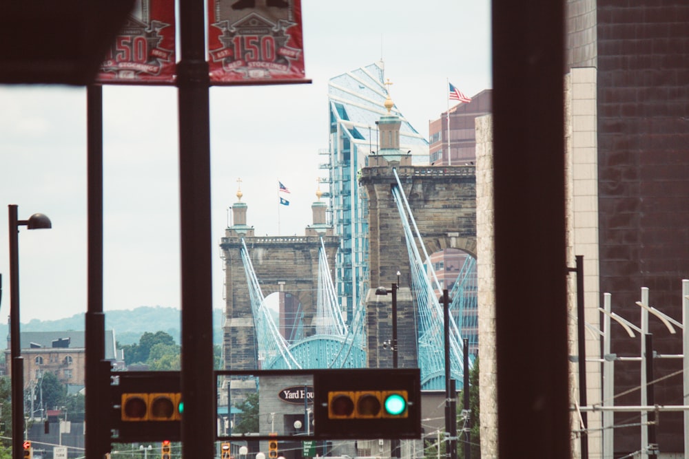 Blick auf eine Brücke durch ein Fenster