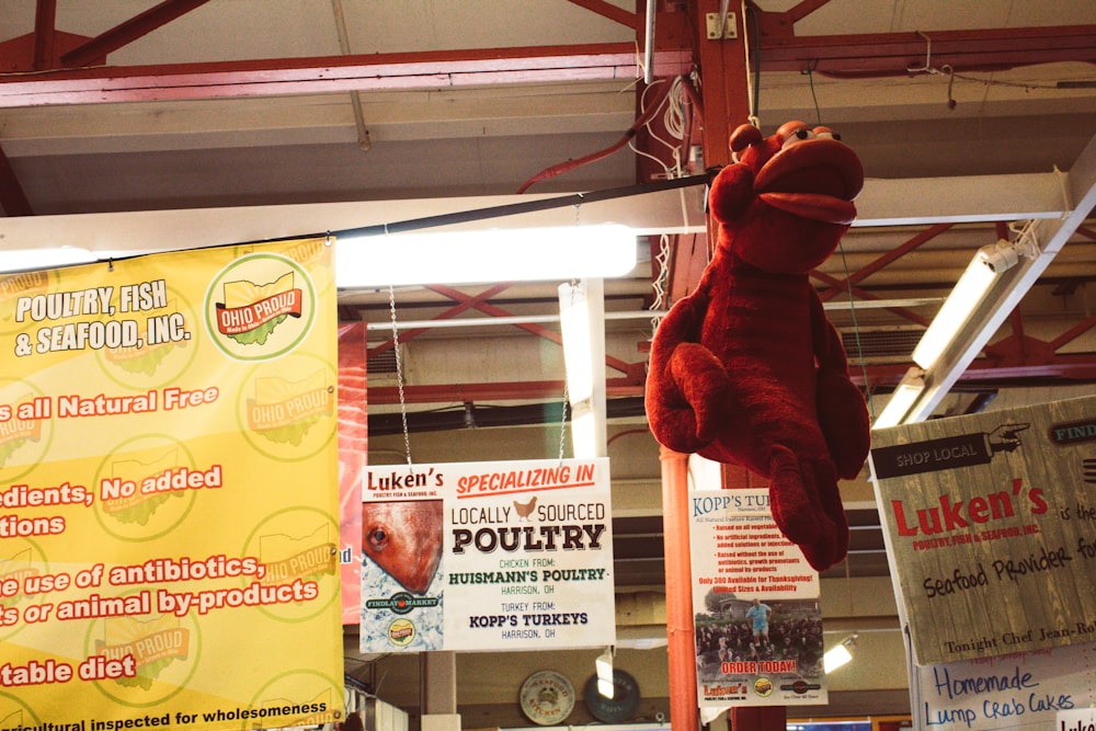 un animal en peluche suspendu au plafond d’un magasin