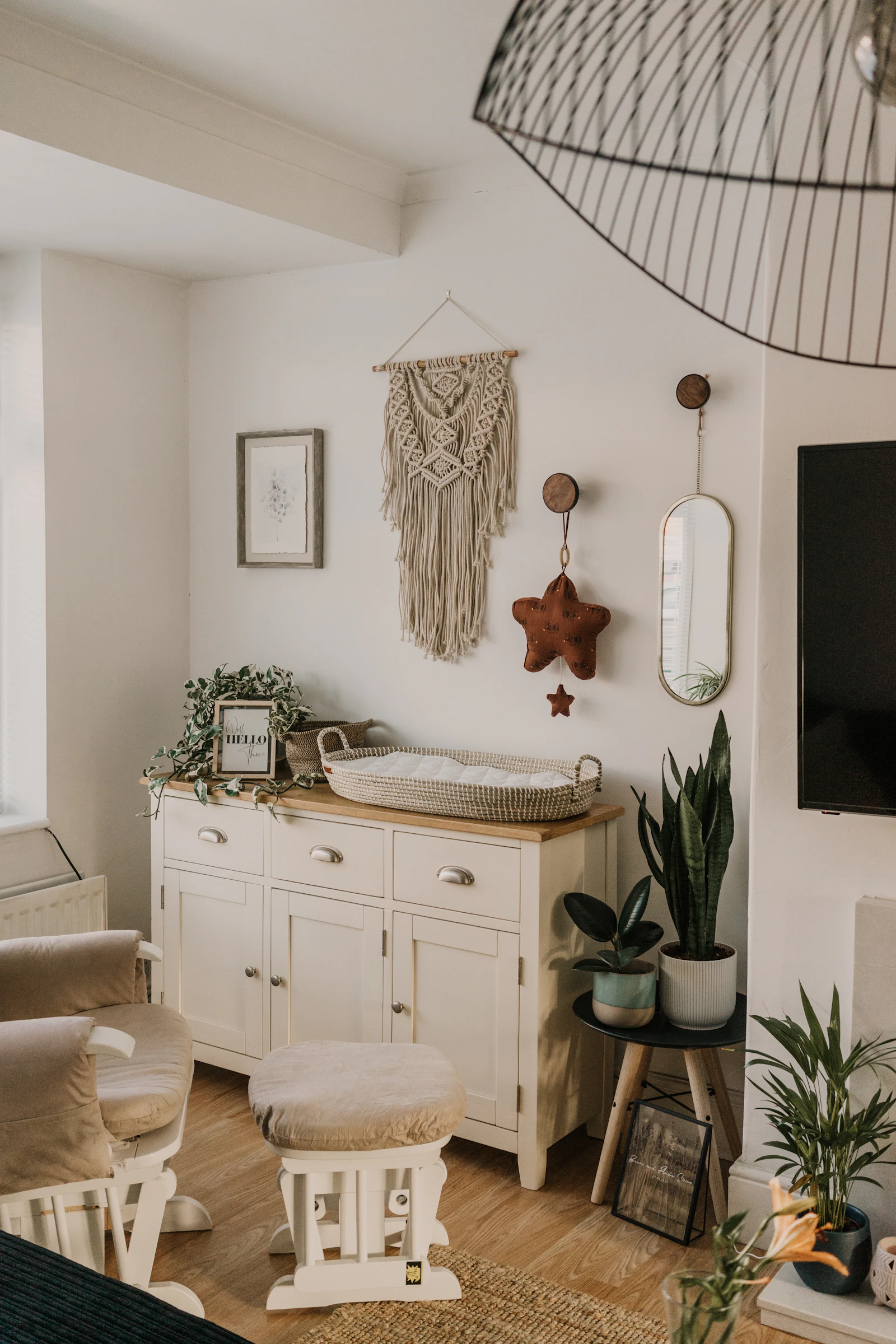 Coin nurserie douce avec couffin, fauteuil et décoration naturelle pour le sommeil de bébé