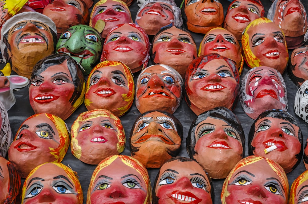 Eine Gruppe von Menschen mit geschminkten Gesichtern im Gesicht