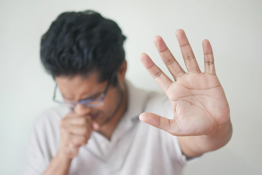Homme levant la main — assurance homme clé / personne indispensable
