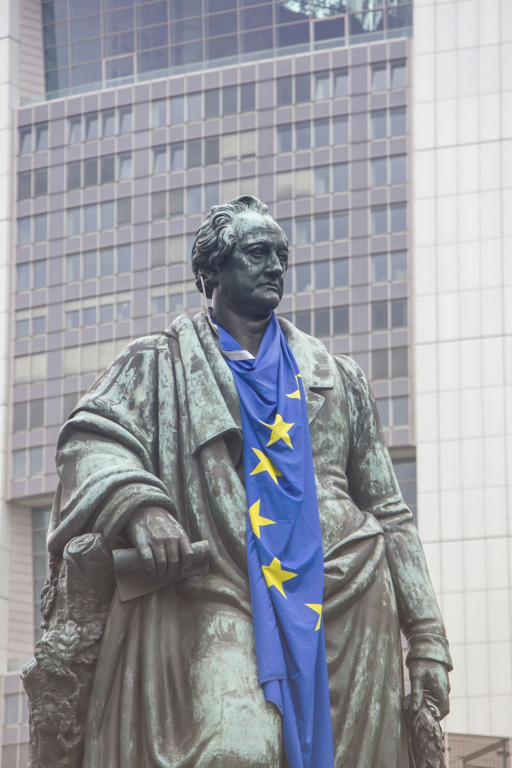 une statue d’un homme avec un foulard bleu autour du cou