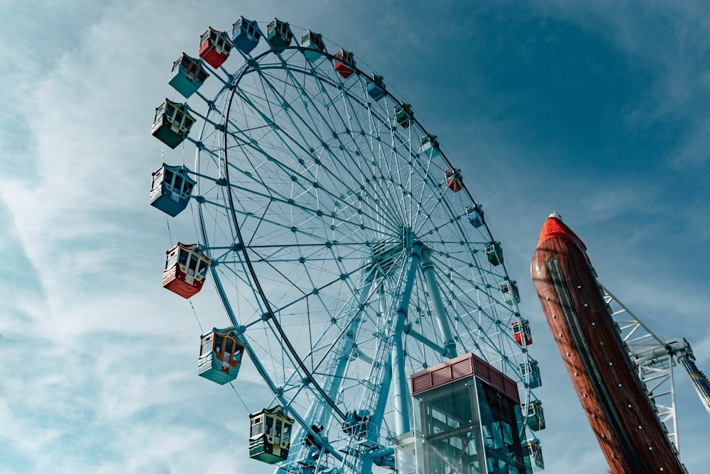 une grande roue assise à côté d’un grand bâtiment