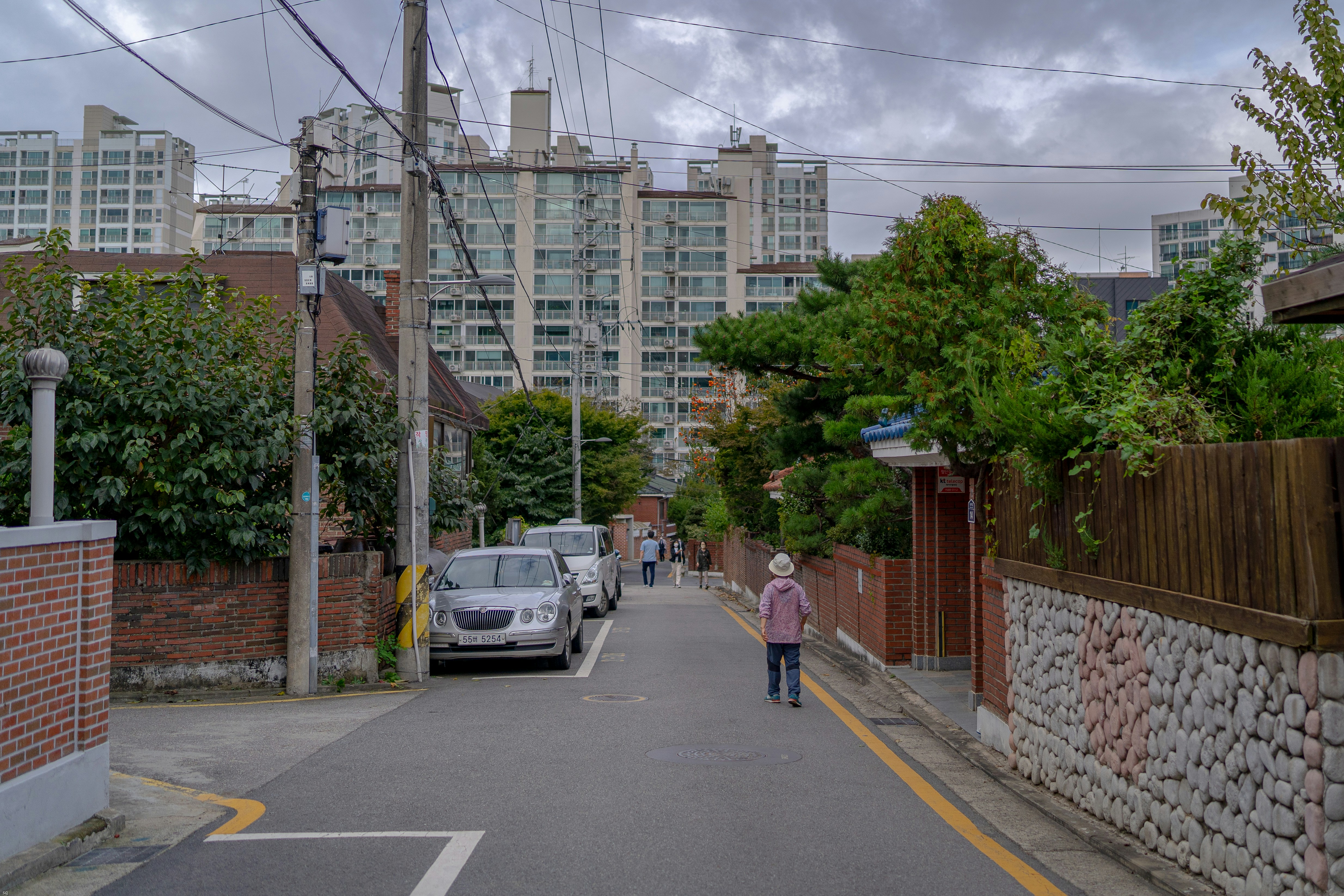 A typical street scene in Korea.