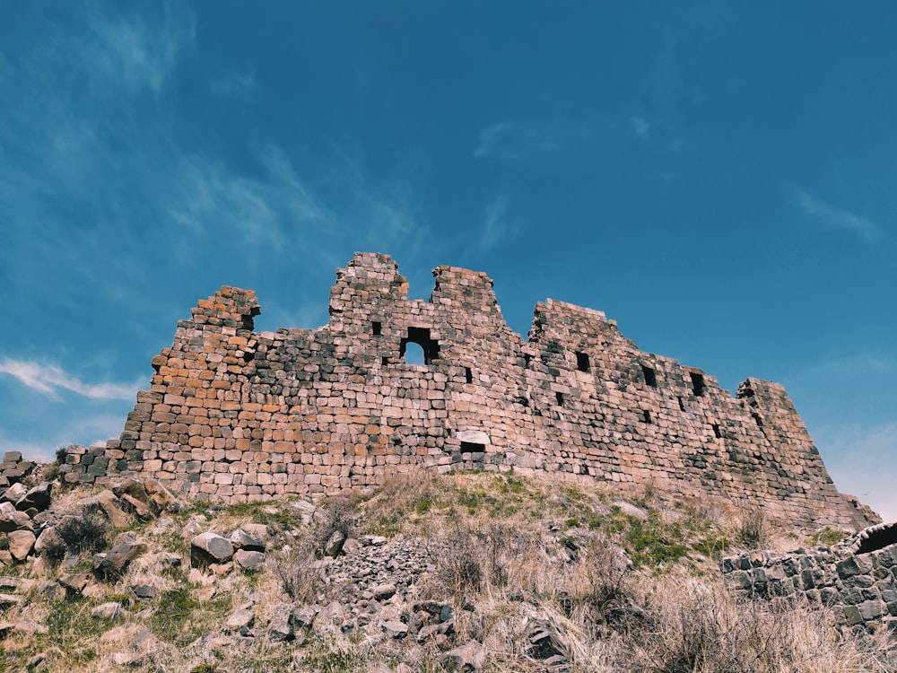 un grande edificio di mattoni seduto sulla cima di una collina