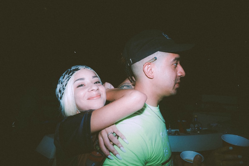 Momento romántico en la fiesta