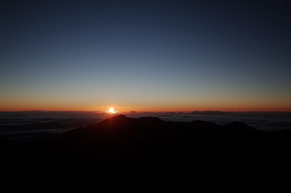 El sol se está poniendo sobre las nubes en el cielo