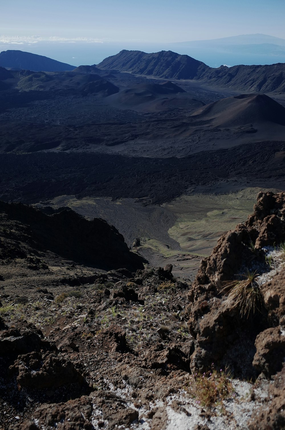 une vue sur les montagnes d’un point de vue élevé