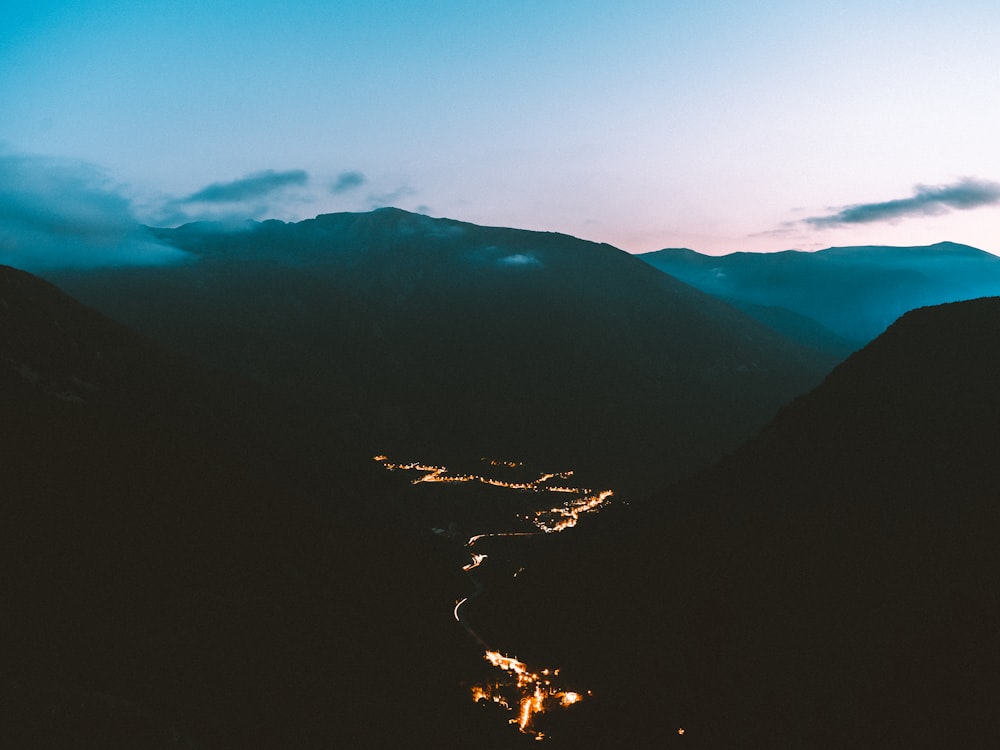 una vista di una valle con una montagna sullo sfondo