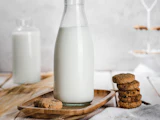 Bouteille de lait et biscuits sur une table