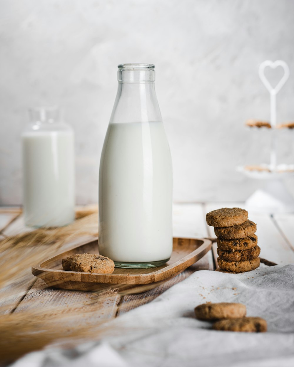 una botella de leche y unas galletas sobre una mesa