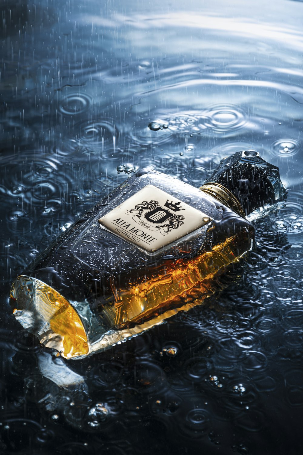 Una botella de licor flotando en el agua