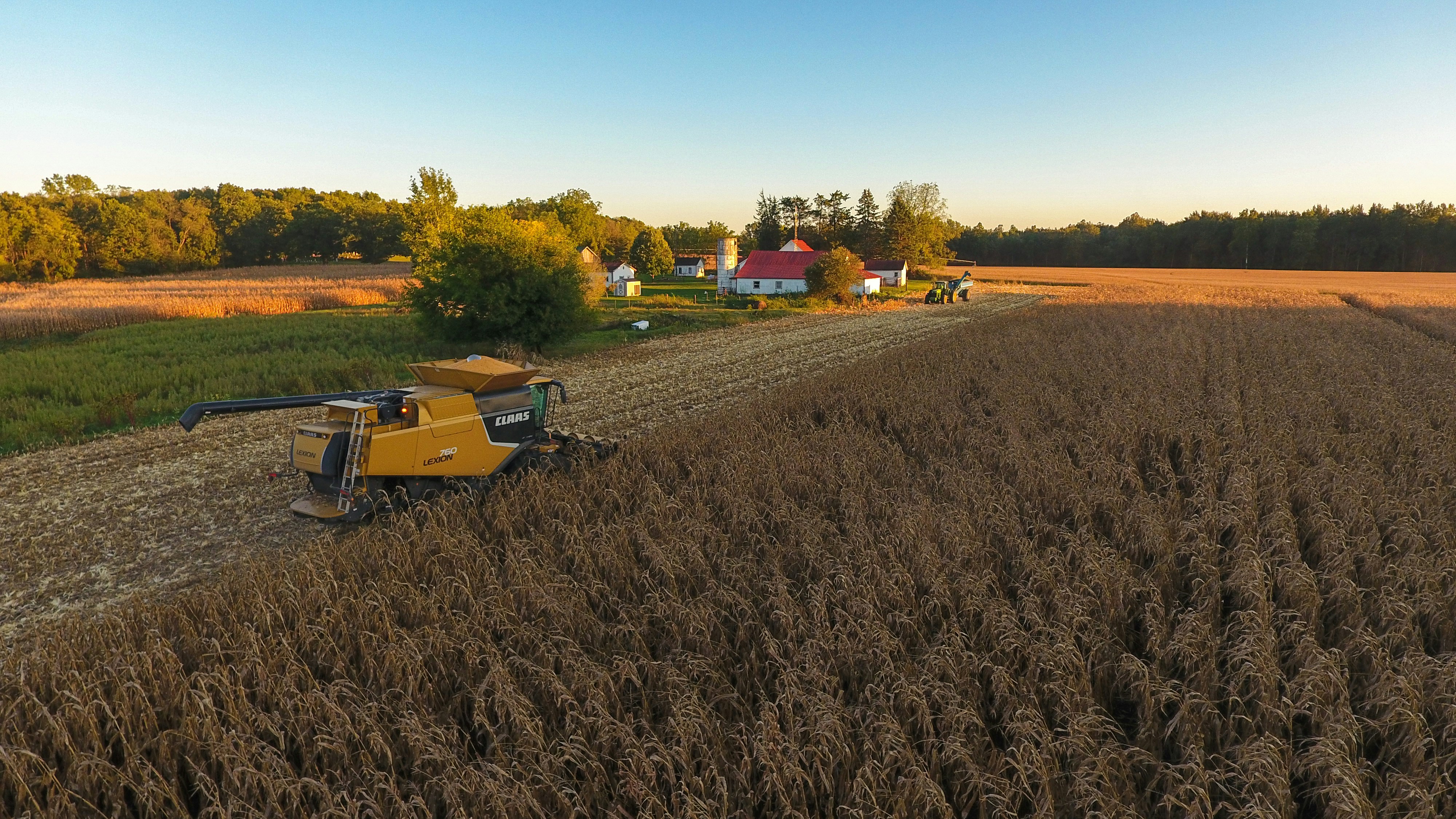 Una cosechadora está en medio de un campo