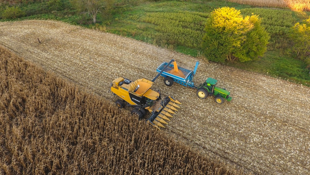 un couple de tracteurs qui sont dans un champ