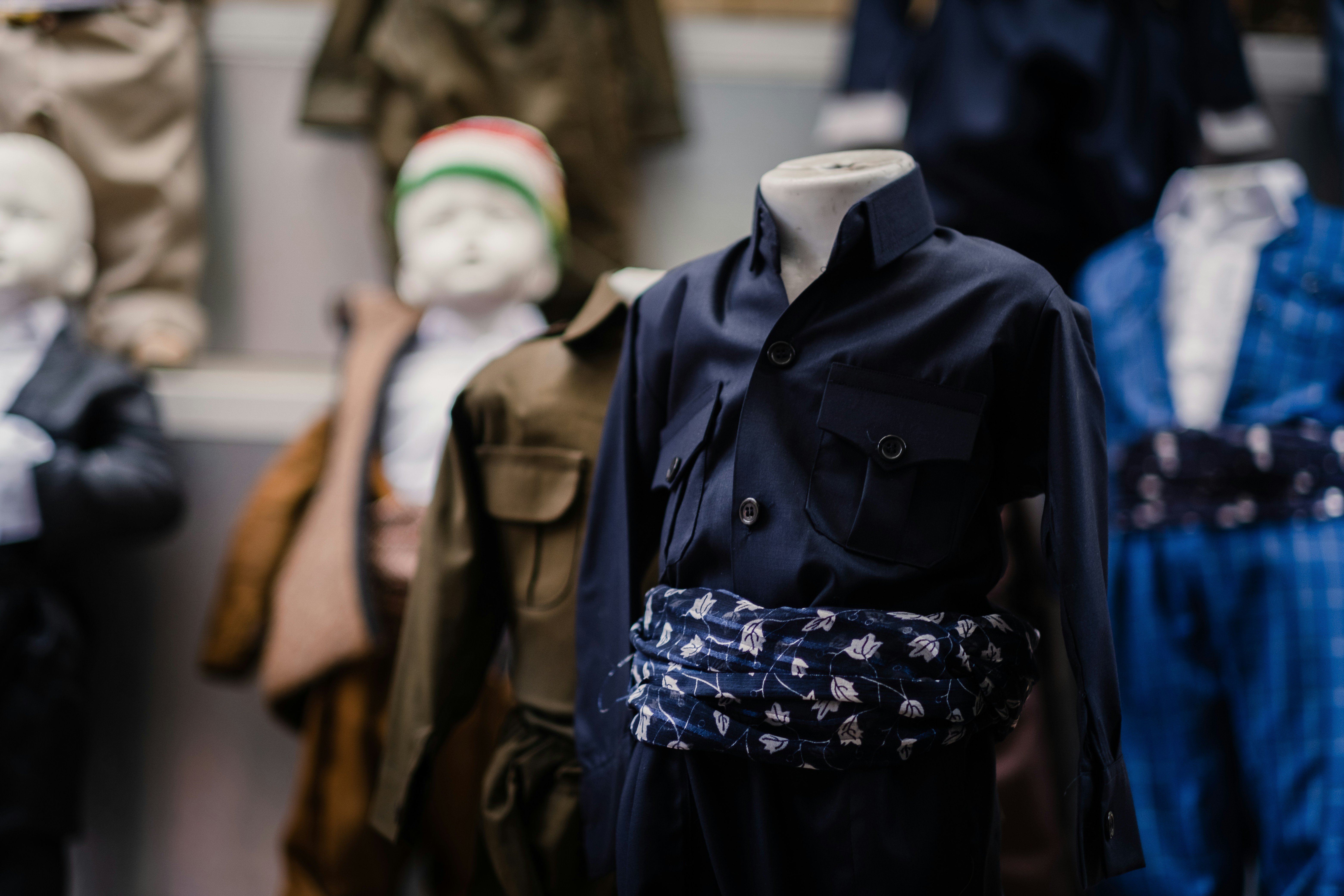 Un gruppo di manichini vestiti con abiti diversi