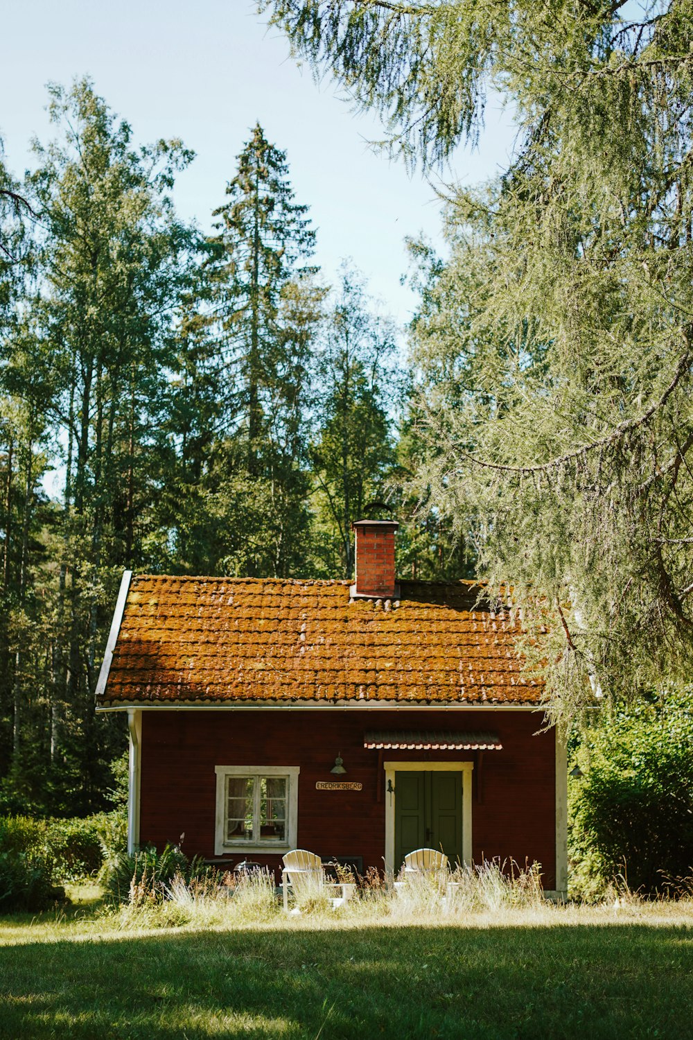 une petite maison rouge avec un toit rouge