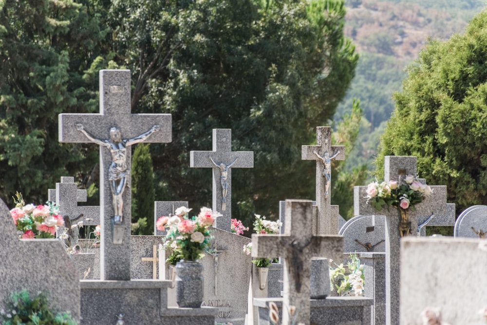 un mazzo di lapidi con fiori in loro