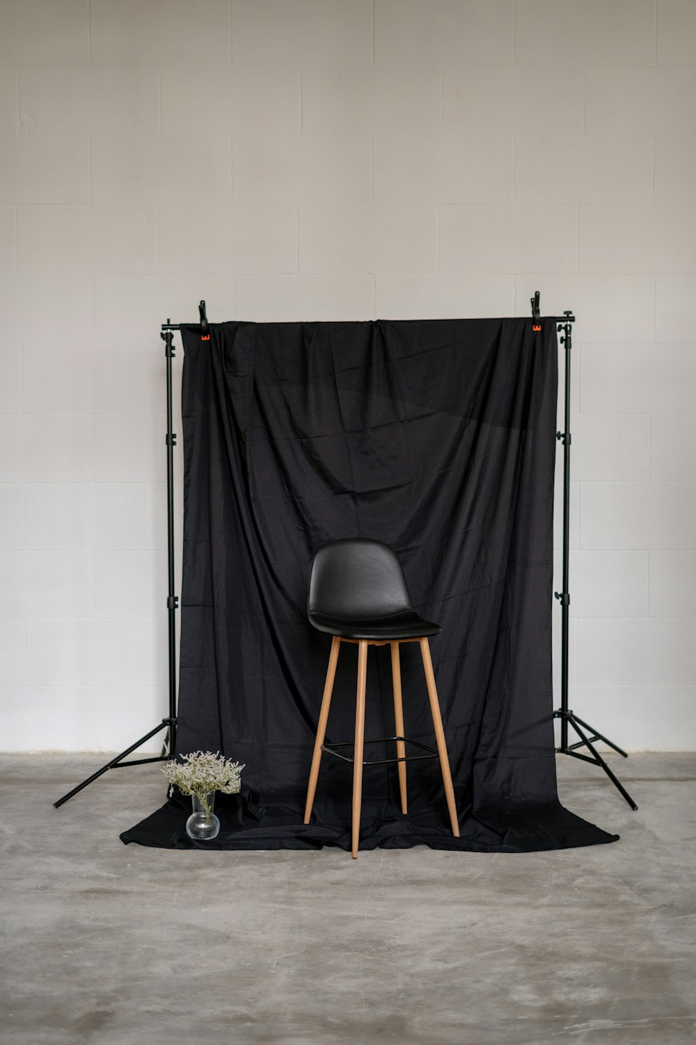 uma cadeira sentada na frente de um pano de fundo preto