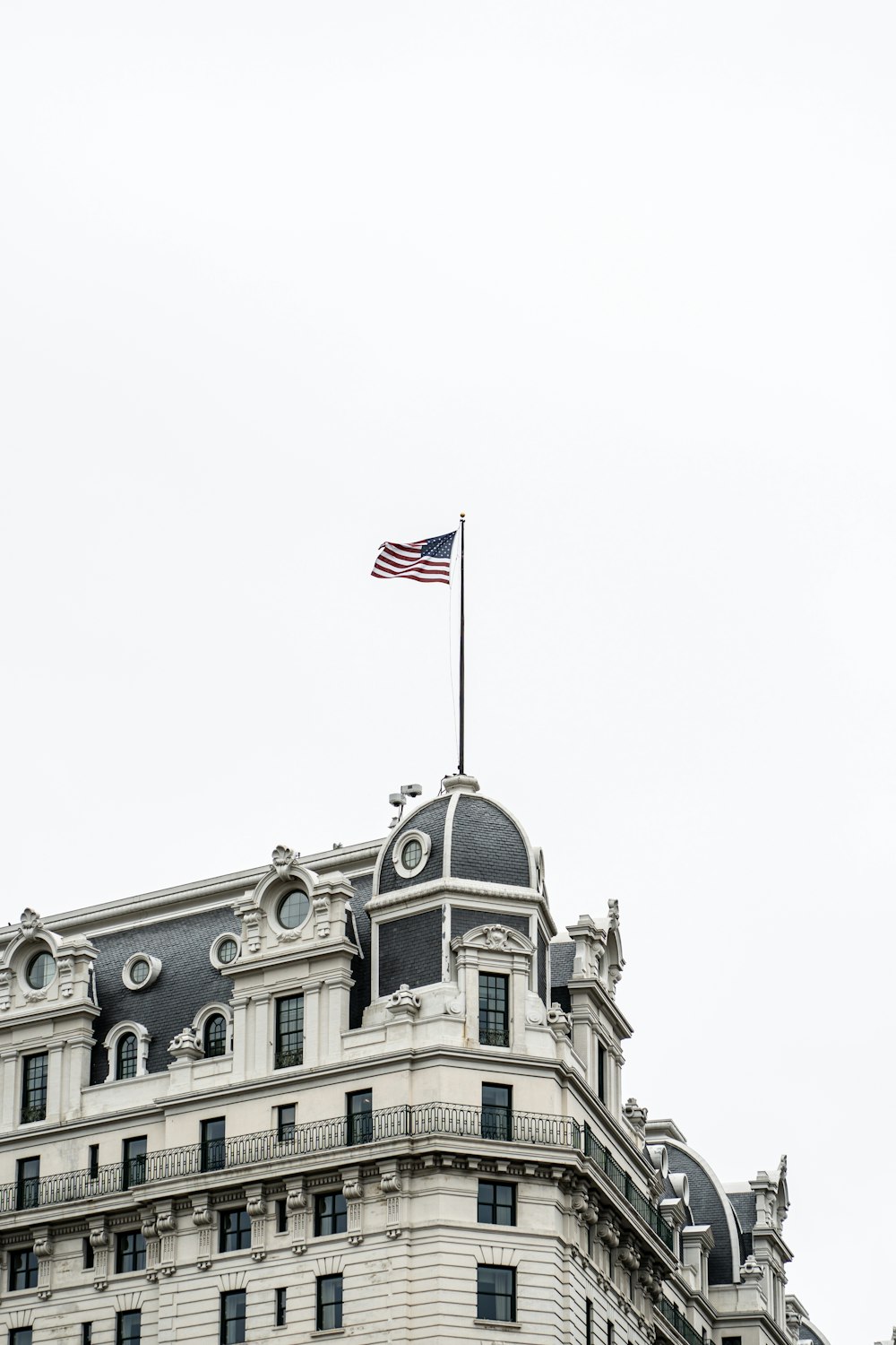 Un gran edificio con una bandera en la parte superior