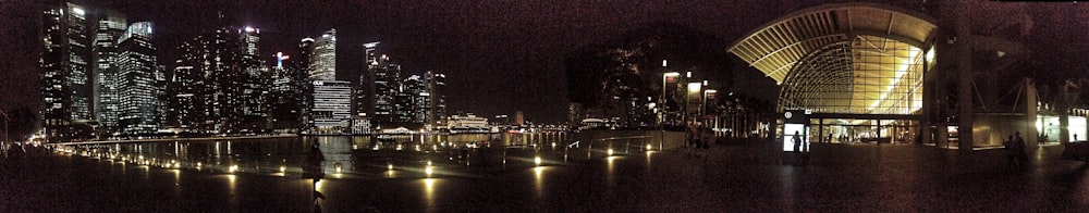 Una ciudad de noche con luces que se reflejan en el agua