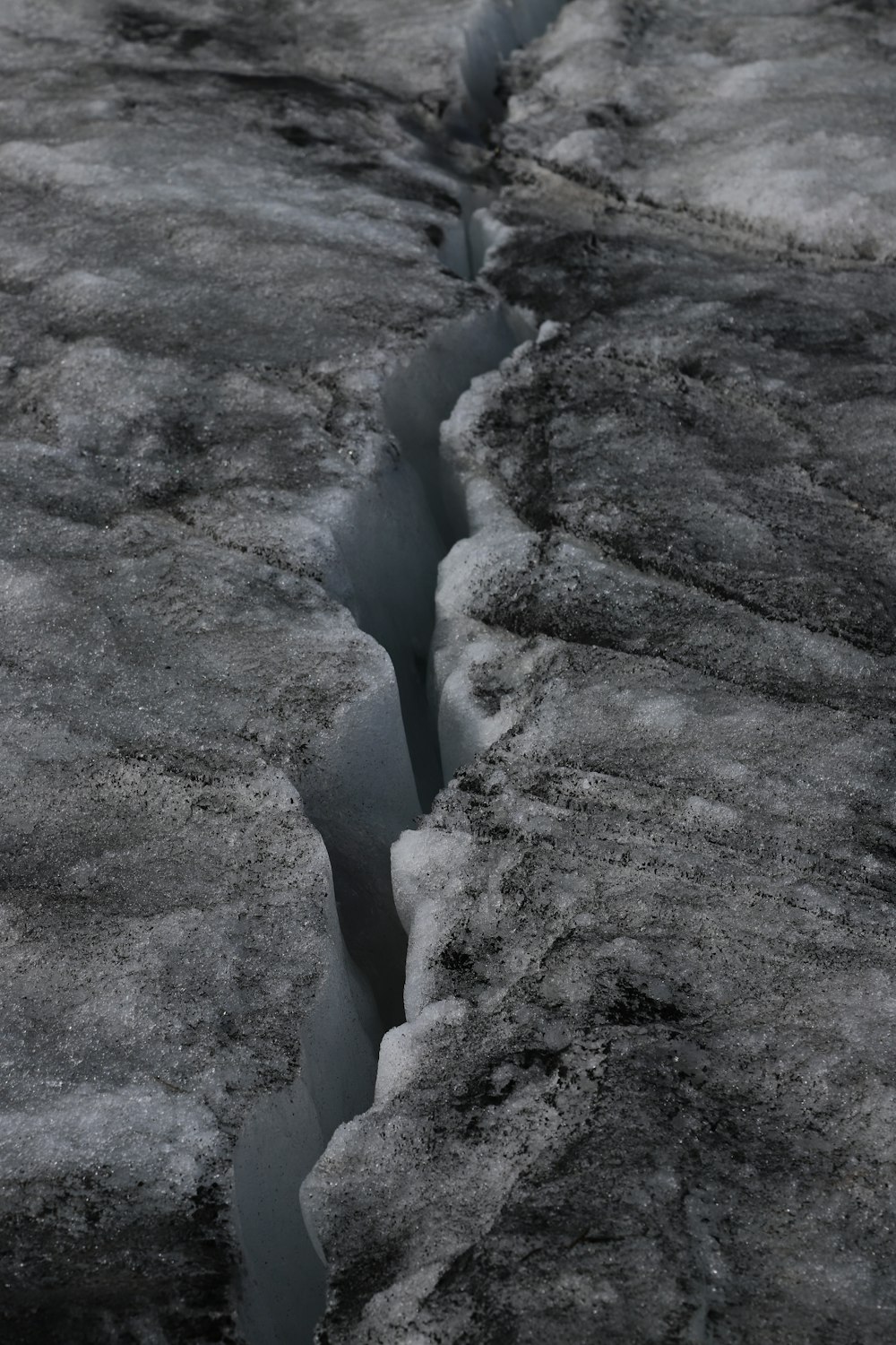 a crack in the ground with a crack in it