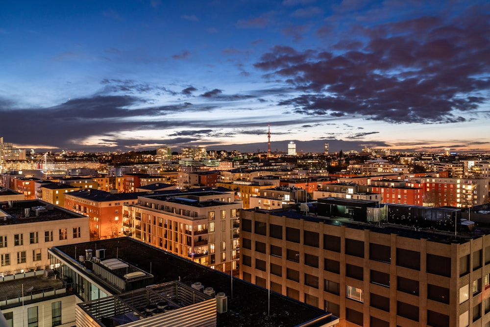 Ein Blick auf eine Stadt bei Nacht von der Spitze eines Gebäudes