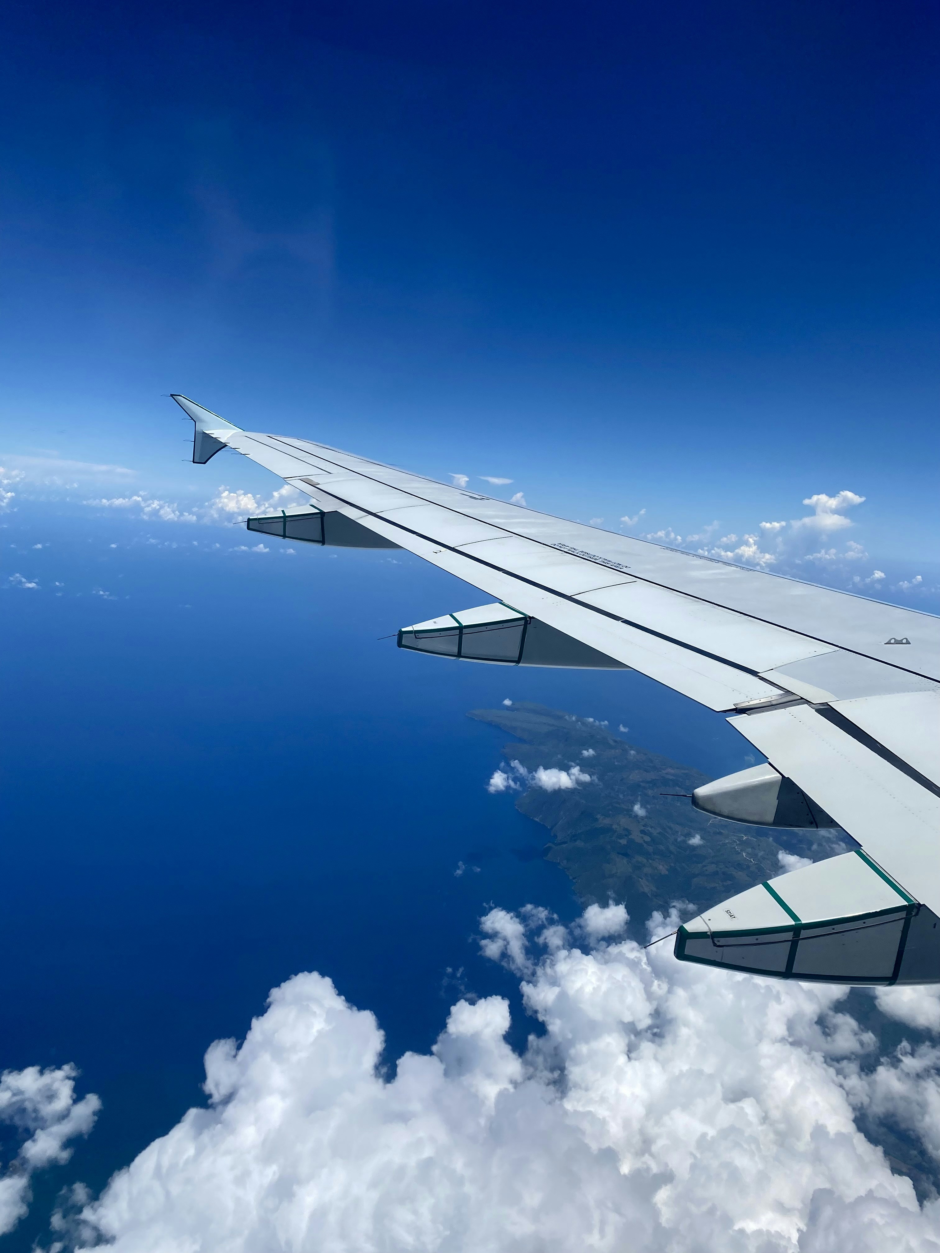 Vliegtuig boven de wolken op weg naar de Griekse Eilanden