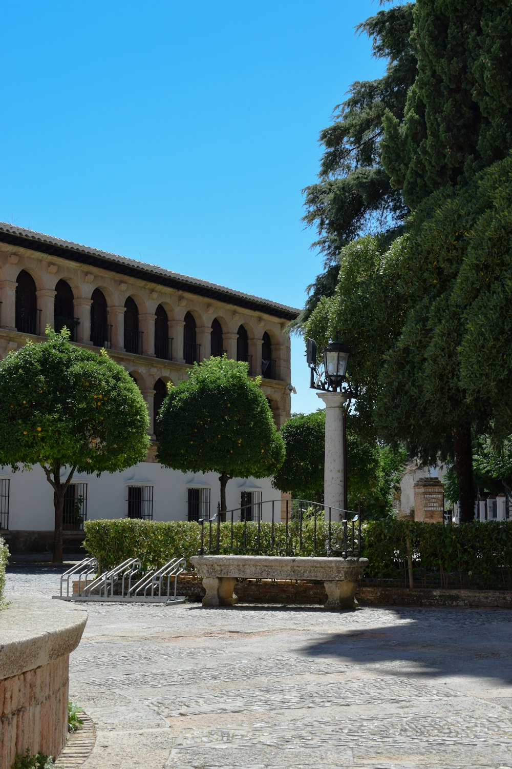 un grande edificio con un orologio sulla parte anteriore di esso