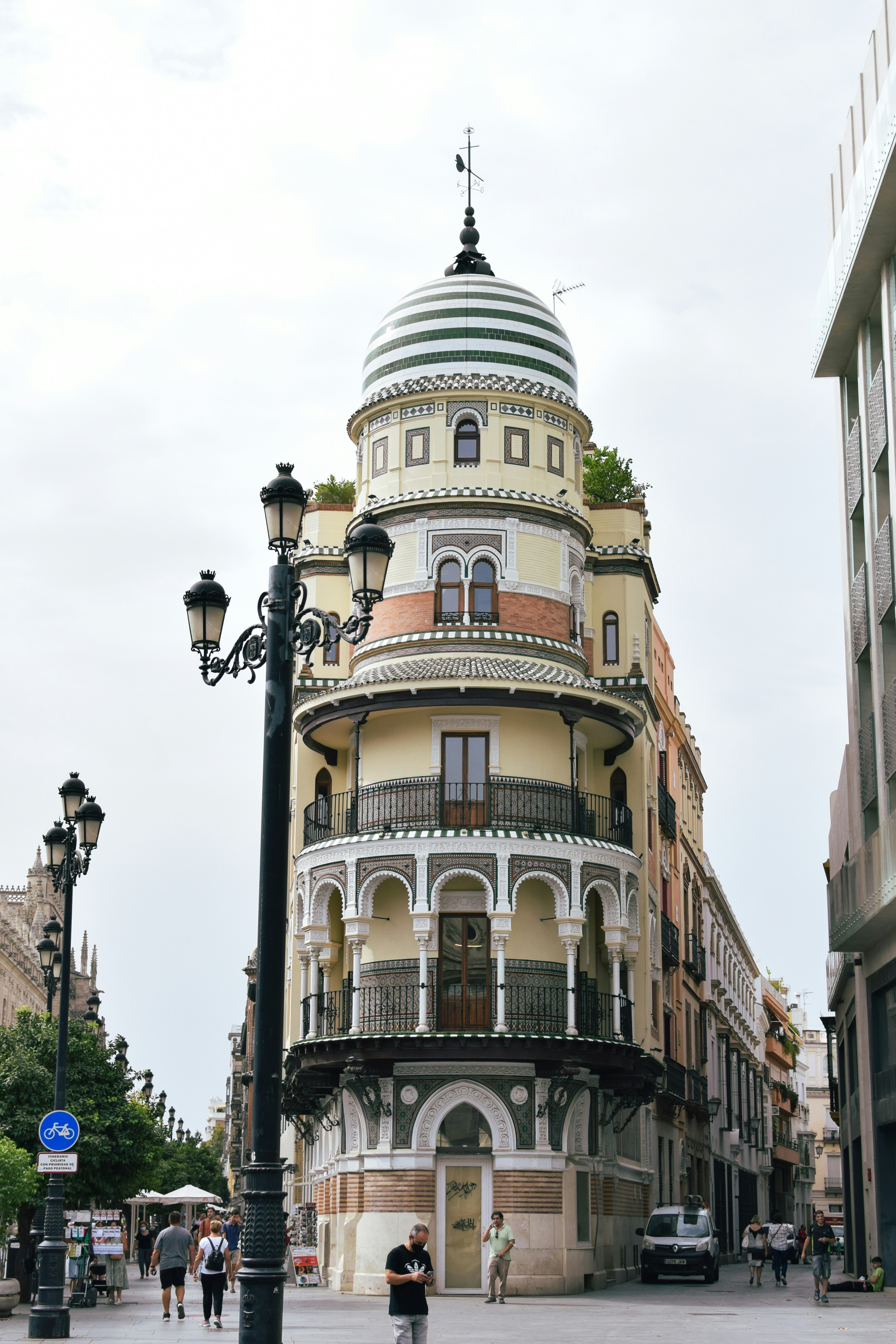 photo-1634156587025-7c4c33570fa0?ixid=M3wxMjA3fDB8MXxzZWFyY2h8MTl8fGNlcnJhamVybyUyMGRlJTIwc2V2aWxsYXxlbnwwfHx8fDE3NTU5OTc3ODd8MA\u0026ixlib=rb-4.1.0