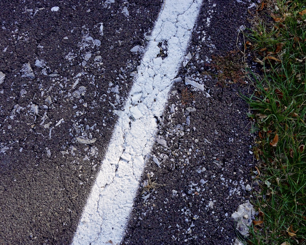une ligne blanche peinte sur le bord d’une route