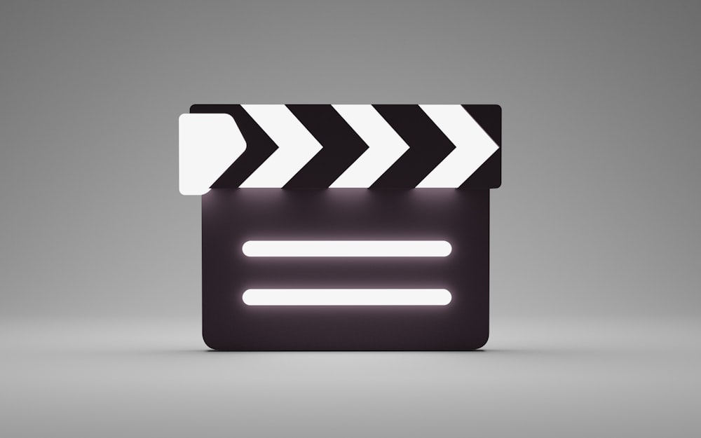 Un badajo de película en blanco y negro sobre un fondo gris