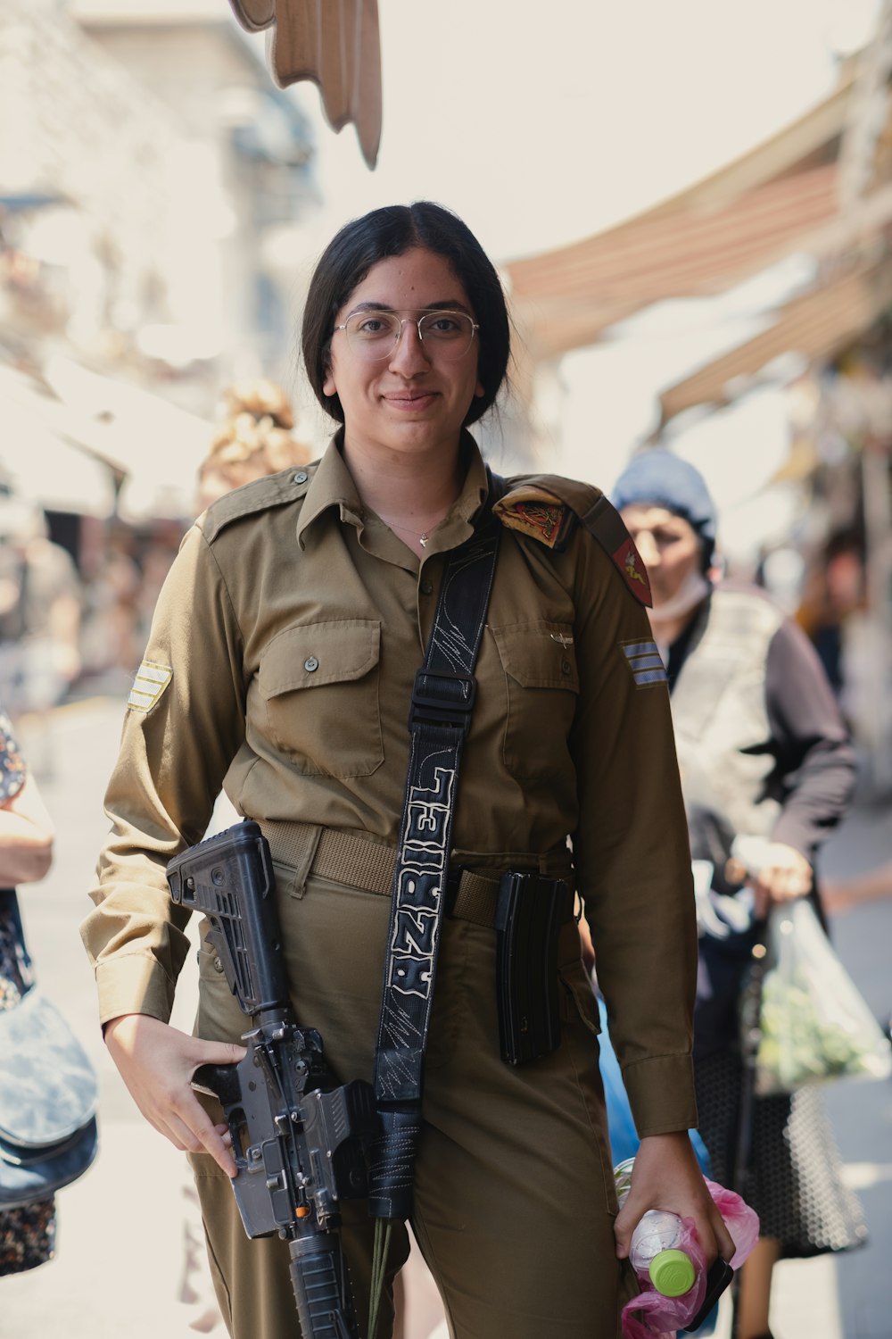Eine Frau in Uniform hält eine Waffe