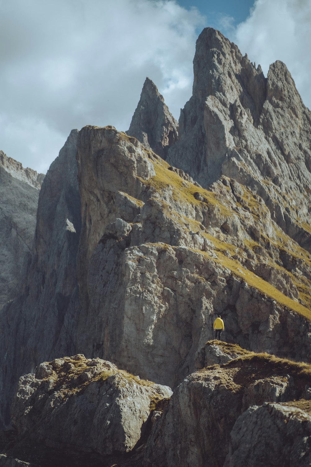 Una persona parada en la cima de una montaña rocosa