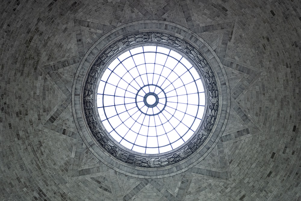 una ventana circular en el techo de un edificio