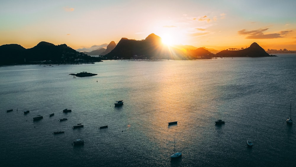 un groupe de bateaux flottant au-dessus d’un grand plan d’eau