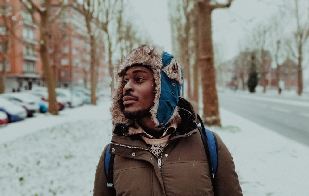 Ein Mann in einem Parka steht im Schnee