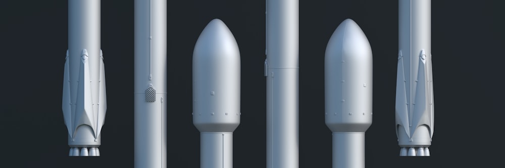 Un grupo de cuatro cohetes blancos sentados uno al lado del otro