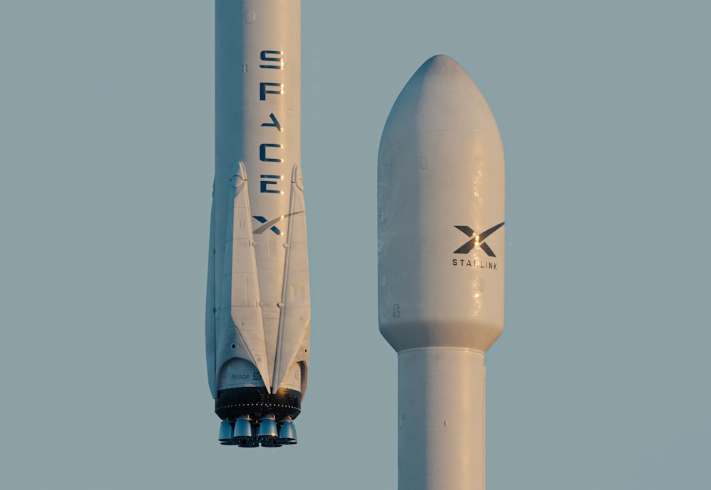 Eine SpaceX-Rakete fliegt am Himmel
