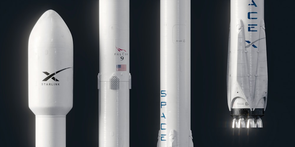 un modèle de fusée avec une fusée plus petite à côté