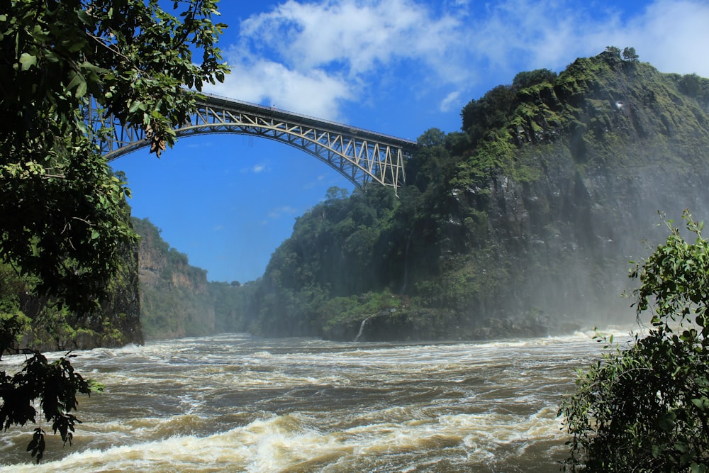 Eine Brücke über einen Fluss mit einem Wasserfall darunter