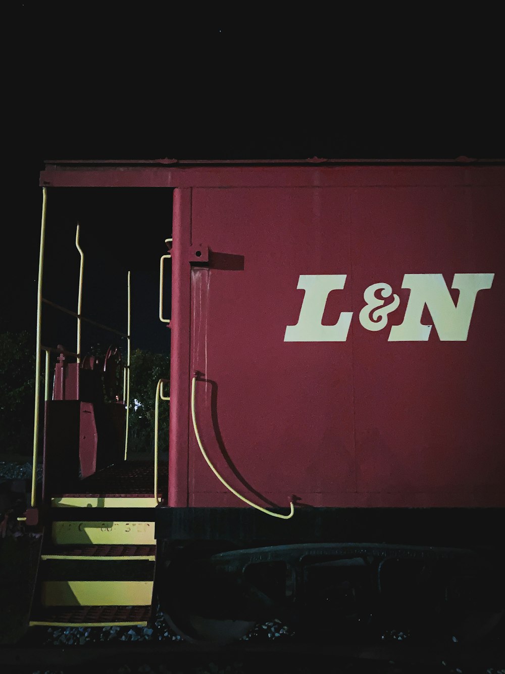 a train car with the l & n logo on it