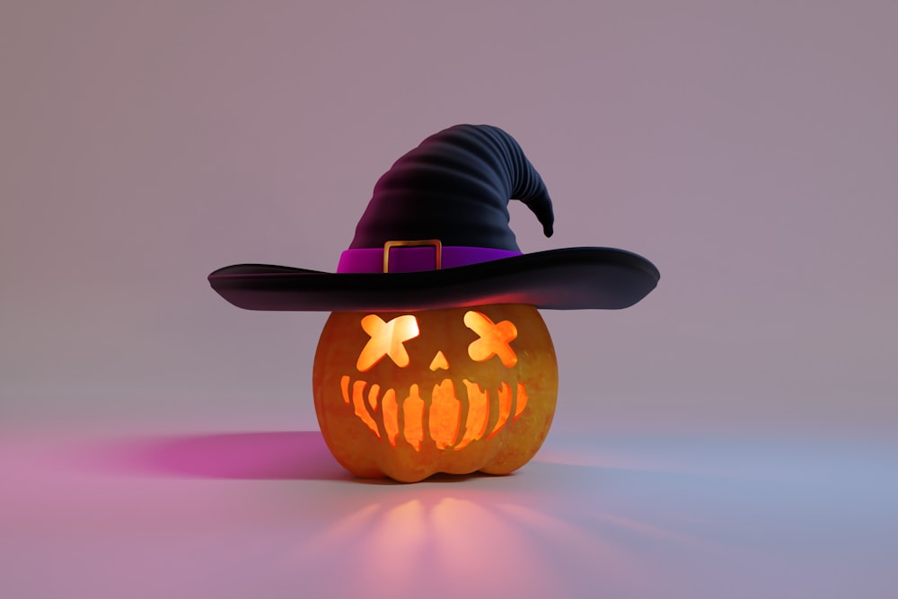 uma abóbora de halloween com um chapéu de bruxa sobre ele