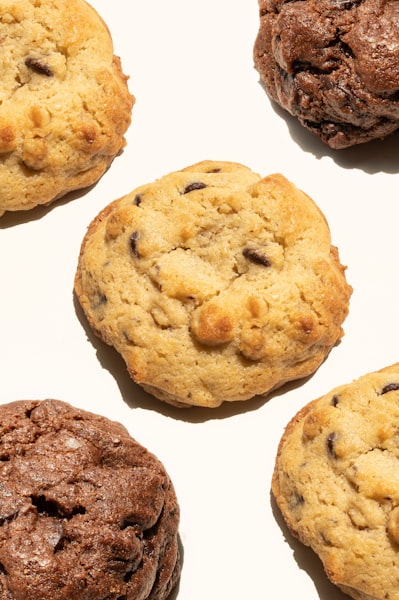 Gros plan d'un cookie doré aux pépites de chocolat
