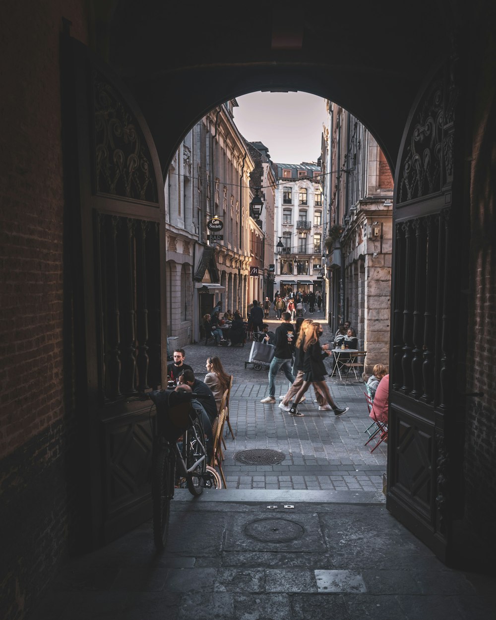 um grupo de pessoas andando por uma rua ao lado de edifícios altos